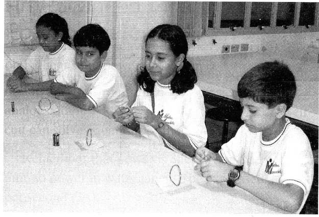  Figure 1 - Students mounting the galvanometer as a cross theme (Photo courtesy Colegio Mater Amabilis) – 2006
