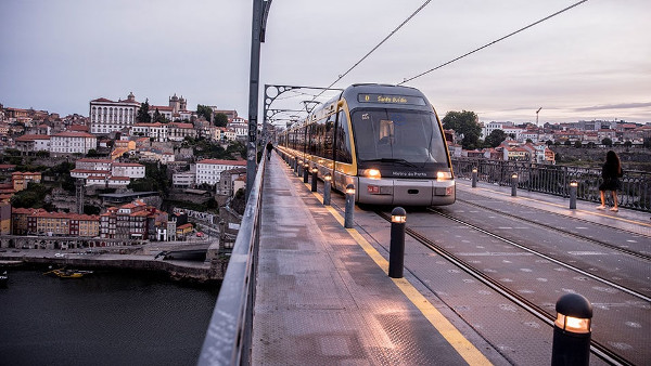Ciudad do Porto - Portugal - Transporte inteligente - cada vehículo es un punto de sensoriación en la malla de transporte urbano

