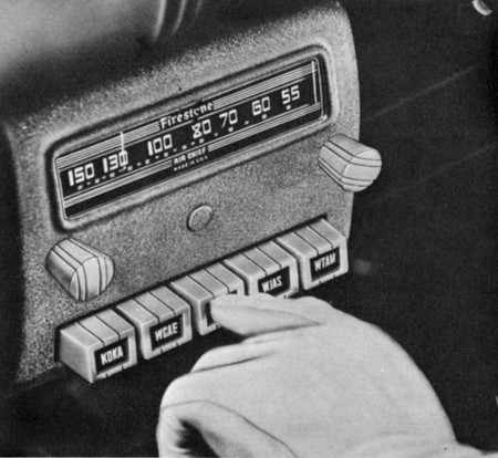 Figura 19 – Radios en coche ha existido desde 1922. En la foto dos curiosos modelos antiguos obtenidos en Internet utilizando válvulas y vibradores.

