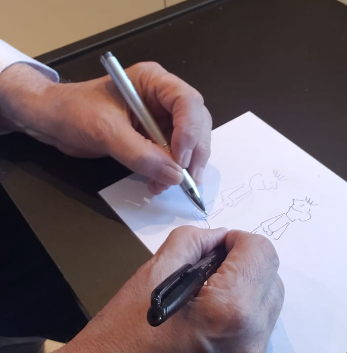 Figura 4 – Dibujando Eltrón con ambas manos al mismo tiempo (pequeñas diferencias, por supuesto, ya que ya no tengo la misma coordinación motora que cuando era joven; estoy escribiendo este artículo a los 77 años)